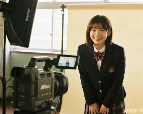 撮影中の制服を着た女性