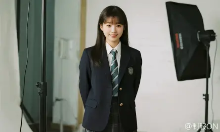 撮影スタジオで制服を着た女性